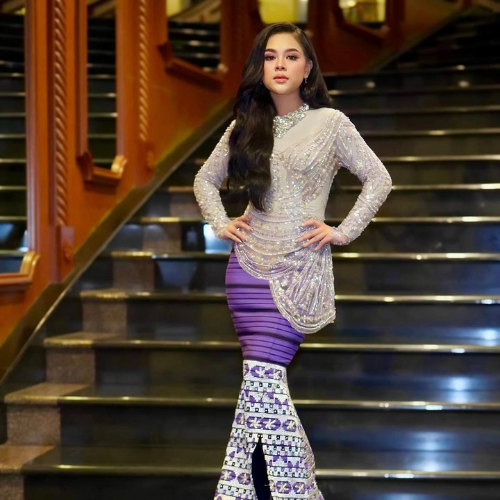 <p>Selain memberi pujian rasa bangga, netizen juga menyanjung Melly karena penampilannya yang menawan, nih. "Cantik amat sihhh," @diff***. Bunda juga ikut merasa bangga pada pelantun <em>Matamu</em> ini? (Foto: Instagram @mellyleeofficial)</p>