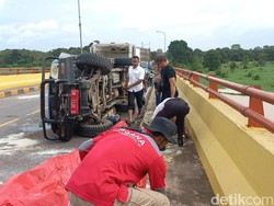 Mobil Bawa Bantuan Korban Banjir Terguling di Jembatan Aurduri 2 Jambi