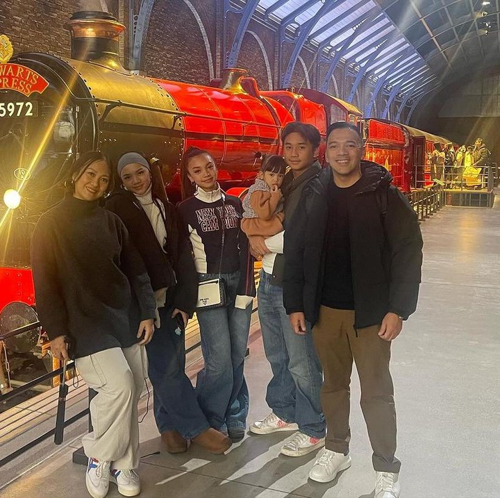 <p>Nola dan sang suami Baldy dikenal sebagai pasangan yang selalu harmonis. Hampir 20 tahun menikah, rumah tangga keduanya jauh dari gosip miring, Bunda. (Foto: Instagram @riafinola)</p>