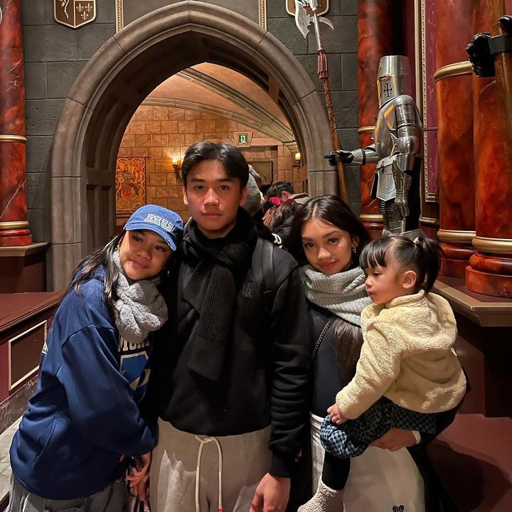 <p>Tiga dari empat anak Nola sudah beranjak remaja. Ketiganya sering kali membantu sang Bunda menjaga si bungsu Nakeya yang kini berusia 2 tahun. (Foto: Instagram @riafinola)</p>