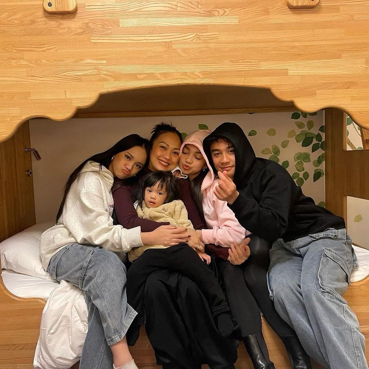 <p>Tepat di Hari Ibu lalu, Nola mengungkapkan rasa syukurnya karena telah diberikan kepercayaan oleh Allah SWT untuk melahirkan empat anak. Ia pun akan terus berusaha menjadi ibu yang baik bagi anak-anaknya. "insyaAlllah saya terus berusaha untuk menjadi ibu yang anak anak saya idamkan. Terimakasih anak anak ku.. sudah selalu mau mengerti dan mau belajar juga untuk paham mama mu yang banyak mau ini yaa. Mama sayang kalian tanpa batas," tulisnya. (Foto: Instagram @riafinola)</p>