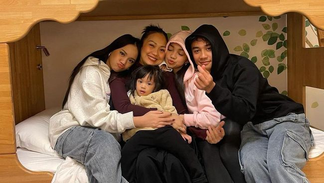 7 Potret Keluarga Nola B3 yang Sempat Divonis Susah Punya Momongan, Kini Dikaruniai 4 Anak
