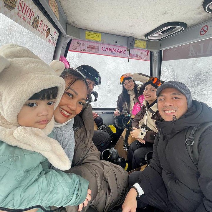 <p>Nola kerap membagikan potret kedekatannya dengan keluarga, terutama keempat anaknya. Belum lama ini, Nola menghabiskan libur awal tahun bersama suami dan keempat anaknya di Jepang. (Foto: Instagram @riafinola)</p>