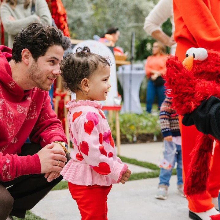 <p>Pesta dibuat menarik dengan berbagai dekorasi serba merah. Nick dan Priyanka juga menghadirkan boneka Elmo yang menggemaskan. (Foto: Instagram @nickjonas)</p>