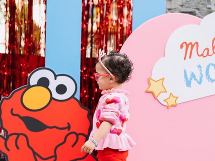 5 Potret Ultah Ke-2 Baby Malti Putri Priyanka Chopra & Nick Jonas, Bertema Elmo