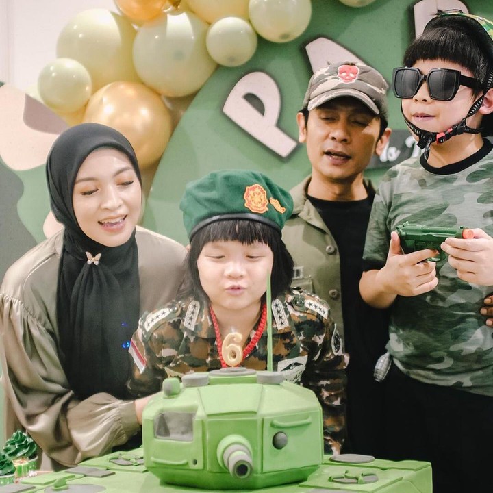 <p>"Selamat ulang tahun adik Parva anak Momma dan Poppa. Doa Momma dan Poppa semoga adik sehat selalu, panjang umur, murah rezeki, jadi anak yang saleh, bahagia dunia akhirat, dan selalu beruntung. Semoga adik Parva tumbuh jadi pribadi yang kuat, penyayang, dan bermanfaat," ungkap Donita. (Foto: Instagram: @donitabhubiy)</p>