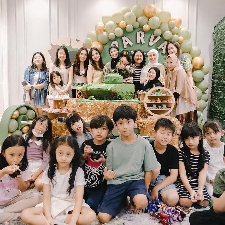 <p>Belum lama ini, Parva baru saja merayakan ulang tahunnya yang ke 6 tahun. Perayaannya pun diadakan dengan sangat meriah dengan mengundang banyak keluarga dan sahabat, lho. (Foto: Instagram: @donitabhubiy)</p>
