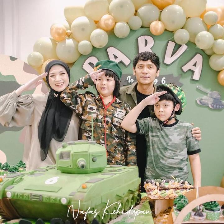 <p>"<em>Happy birthday</em> anak saleh. Panjang umur, sehat selalu, ya," ungkap seorang netizen. "<em>Barakallah fii umrik</em> adik ganteng. Bahagia selalu, saleh, pintar, sehat, menjadi kebanggaan Mama Papa," tutur netizen lainnya. (Foto: Instagram: @donitabhubiy)</p>