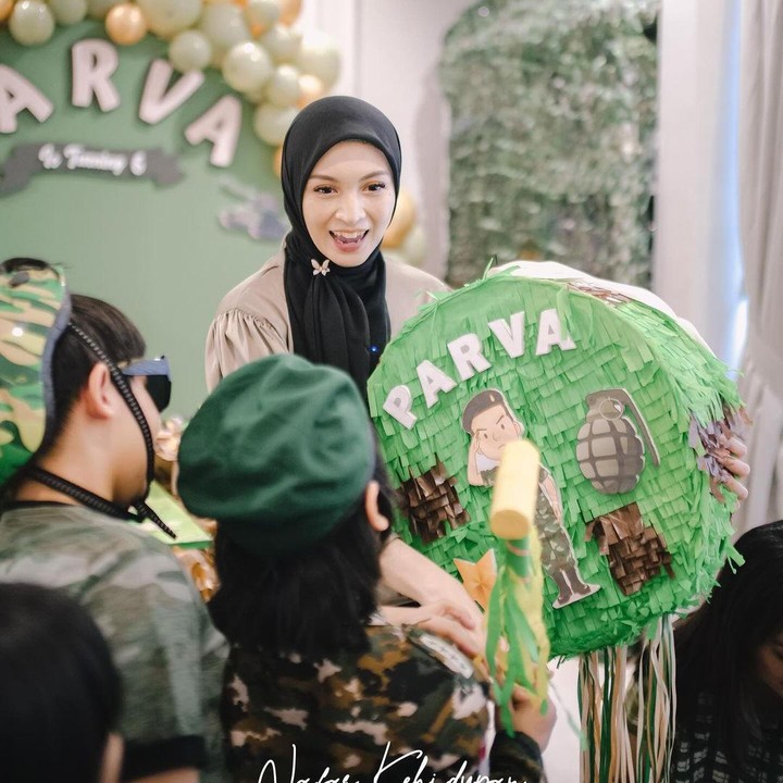 <p>Melihat dari akun media sosial Donita, pesta ulang tahun Parva menggunakan tema TNI Angkatan Darat nih, Bunda. Parva dan keluarga pun mengenakan pakaian bernuansa hijau army. (Foto: Instagram: @donitabhubiy)</p>