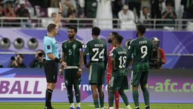 Momen Eks Wasit Asing Liga 1 Buat Keputusan Aneh di Piala Asia