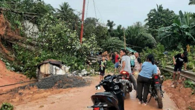 Badan Penanggulangan Bencana Daerah (BPBD) Kabupaten Natuna pun menetapkan status darurat longsor pada 13-27 Januari 2024.