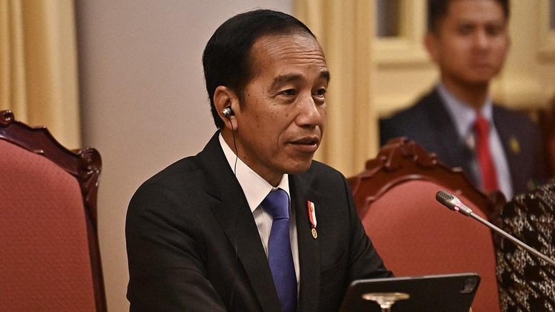 Pakar Hukum Tata Negara, Yusril Ihza Mahendra menilai bahwa permintaan Kelompok Petisi 100 yang ingin agar Presiden Joko Widodo dimakzulkan