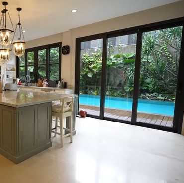 Dinding Ada Cipratan Kuah Rendang, 7 Potret Dapur BCL Mewah Bergaya American Klasik