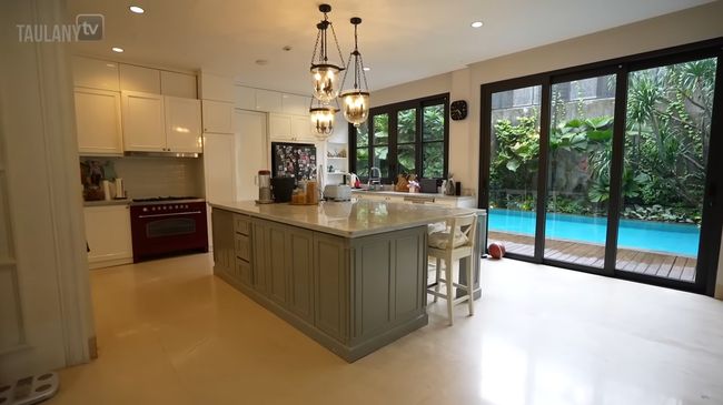 Dinding Ada Cipratan Kuah Rendang, 7 Potret Dapur BCL Mewah Bergaya American Klasik