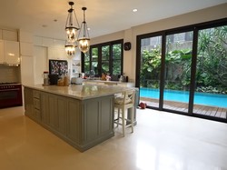 Dinding Ada Cipratan Kuah Rendang, 7 Potret Dapur BCL Mewah Bergaya American Klasik