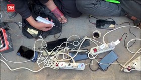 VIDEO: Derita Warga Gaza Mengisi Daya Ponsel di Tengah Agresi Israel
