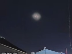 Pramugari Rekam Benda Aneh Berwarna Pink, Dicurigai UFO