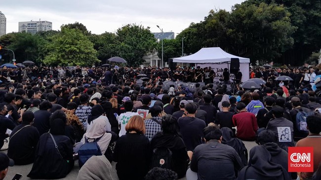Ratusan aktivis, elemen masyarakat sipil, hingga keluarga korban pelanggaran HAM bertahan di seberang Istana saat gerimis membasahi Aksi Kamisan di Istana.