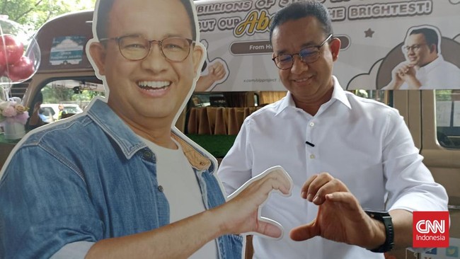 Capres Anies Baswedan terharu mendapat kiriman Food Truck dari Kpopers komunitas Olppaemi Project jelang acara Desak Anies di Hallf Patiunus, Jakarta Selatan.