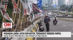 VIDEO: Gara-Gara Baliho Parpol, Pasangan Lansia Jatuh Dari Motor