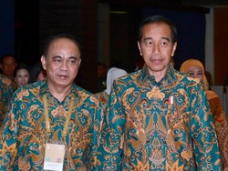 Budi Arie Serahkan Buku-Kumpulan Foto ke Jokowi sebagai Kenangan