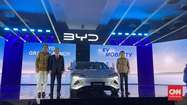 BYD resmi mengaspal di Indonesia memboyong tiga model mobil listrik yaitu Dolphin, Atto 3 dan Seal. Mobil-mobil ini masih impor dari China.
