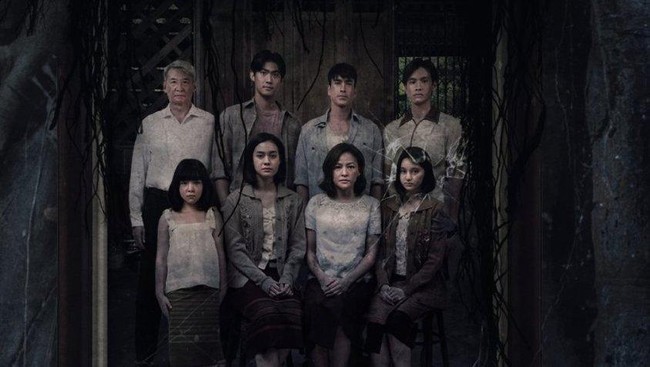 Death Whisperer mengisahkan kejadian misterius yang terjadi di sebuah keluarga di pedalaman Thailand.
