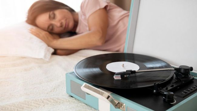 Kenapa tidur dengan suara alam bisa lebih bahagia?