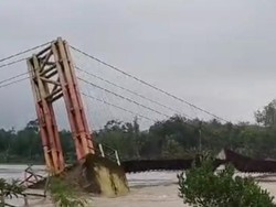 Jembatan Gantung di Muara Enim Putus Usai Diterjang Banjir