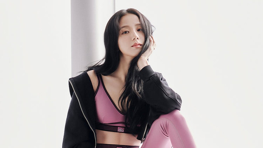 Jisoo BLACKPINK menjadi brand ambassador Alo Yoga