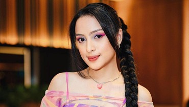 img-title Aktris & Penyanyi, 7 Foto Kaneishia Anak Dede Yusuf yang Ditinggal Mati Kekasih