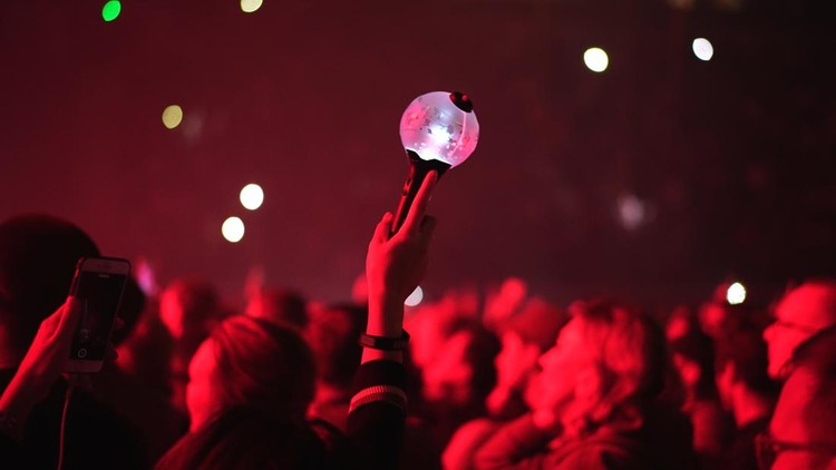 konser kpop Bts k pop band fan raise hand up hold bomb light stick lamp. Fun korean people enjoy kpop live music concert. Crowd hang out cool night show. Asian idols army wave red flash light. Joy party fest tour