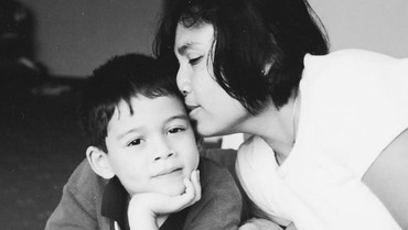 img-title Ibunda Meninggal Dunia, Maxime Bouttier Unggah Foto Masa Kecil