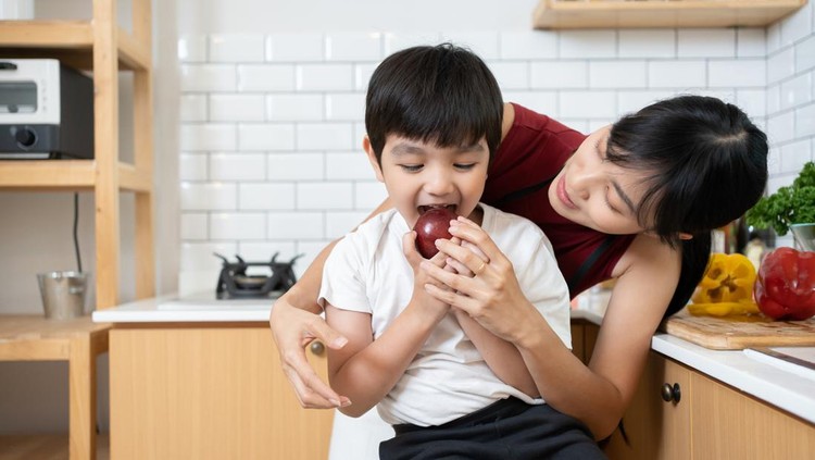 Untuk menanamkan kepribadian baik pada anak, orang tua perlu terlebih dahulu memberi contoh nyata.