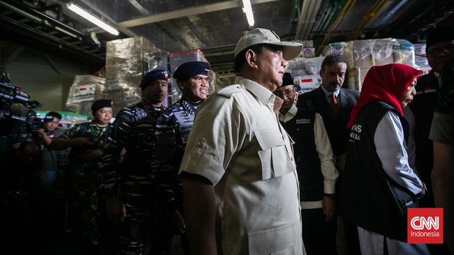 Menhan Prabowo Subianto melepas keberangkatan KRI dr. Radjiman Wedyodiningrat-992 yang membawa bantuan untuk warga Palestina, Kamis (18/1).
