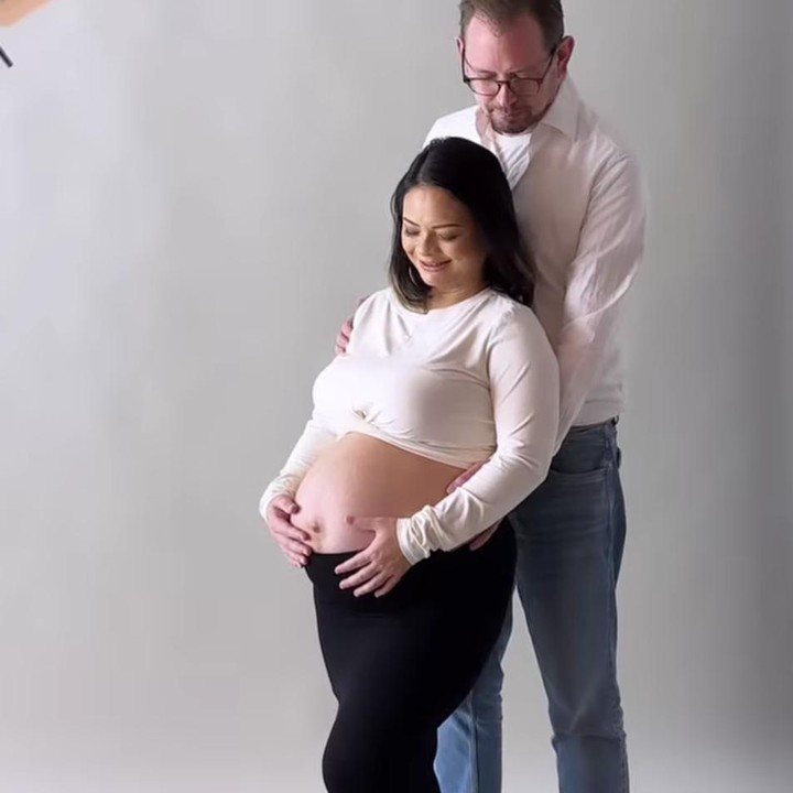 <p>Nanda Gita diketahui menikah dengan seorang pria bule bernama Dennis pada 2020. Dari pernikahan tersebut pasangan ini dikaruniai seorang putri dan tengah menunggu kehadiran anak kedua. "Awal tahun 2024 menjadi moment yang bahagia menyambut lahirnya buah hati ke 2 kami," tulisnya di caption.(Foto: Instagram: @nandagita16)</p>
