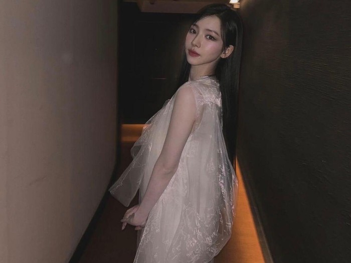 Pada acara bergengsi tersebut, Karina tampil mengenakan dress putih koleksi terbaru PRADA, yang membuat dirinya terlihat semakin cantik dan anggun./ foto: instagram.com/katarinabluu