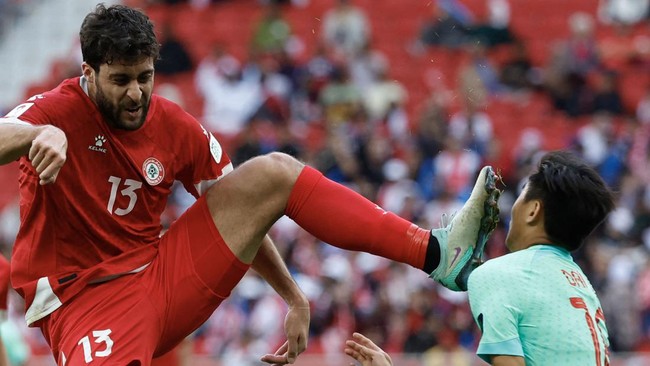 Pemain China Dai Wai Tsun memamerkan wajah luka-luka usai ditendang bek Lebanon Khalil Khamis di Piala Asia 2023.
