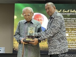 Emil Salim Berbagi Kenangan tentang Jasa 2 Pendiri SBM ITB