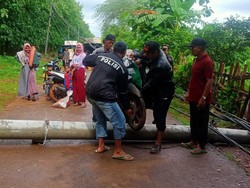 Hujan Disertai Angin Sebabkan 5 Tiang PLN Roboh, Lalin Kangayan-Arjasa Lumpuh