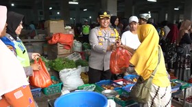 Pasca Banjir, Kapolres Rokan Hulu Cek Harga Bapok di Pasar
