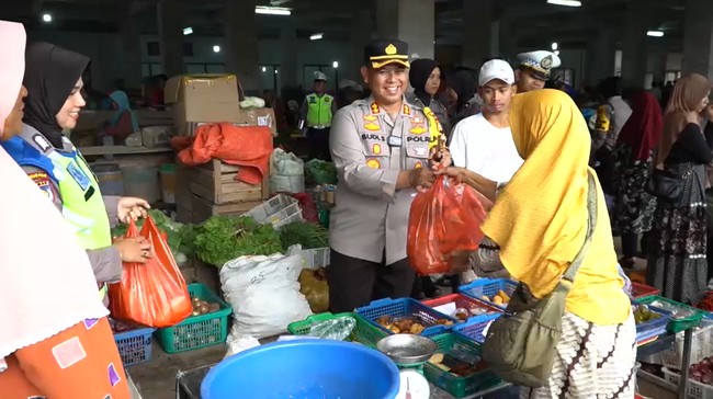 Kapolres Rokan Hulu, AKBP Budi Setiyono mengecek harga bapok di Pasar Modern Pasir Pengaraian setelah minggu lalu luapan Sungai Batang Lubu menyebabkan banjir.