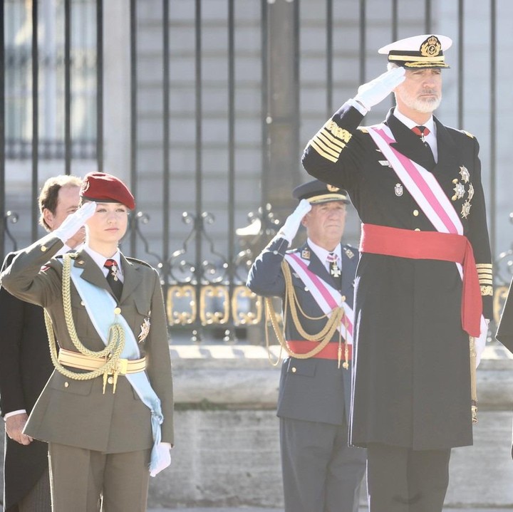 <p>Ada yang menarik dari momen perayaan Paskah Militer di Plaza de la Almudena, Spanyol. Di sana, Raja Felipe dan Dona Letizia terlihat hadir dan didampingi oleh Leonor, Putri Asturias. (Foto: Casa Real)<br /><br /><br /></p>