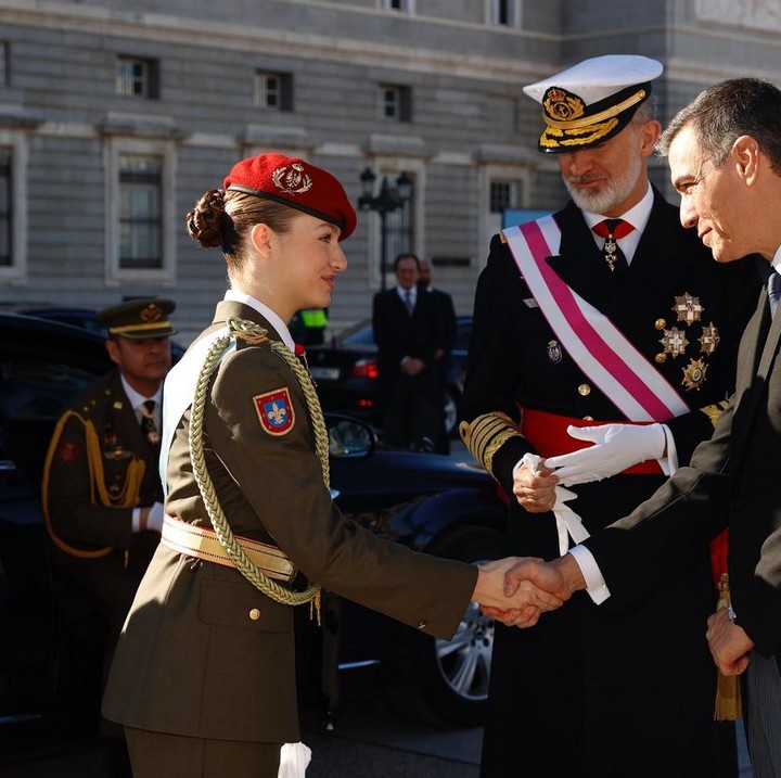 <p>Sosok yang akan menjadi calon Ratu Spanyol ini hadir dengan balutan seragam militer, Bunda. Sontak saja, penampilan perempuan berusia 18 tahun itu menyita perhatian publik karena ia terlihat semakin menawan ditambah dengan paras cantiknya. (Foto: Casa Real)<br /><br /><br /></p>