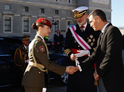 5 Potret Memesona Leonor Calon Ratu Spanyol dalam Balutan Seragam Militer