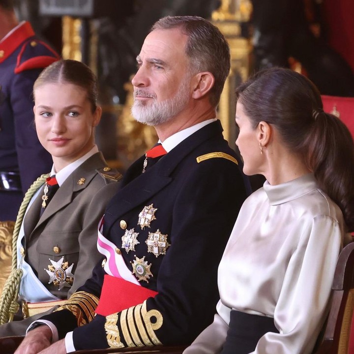 <p>Setelah sumpah di hadapan Cortes Generales, Putri Leonor, orang tua, dan saudara perempuannya melakukan perjalanan ke Istana Kerajaan Madrid, di mana Raja Felipe menghadiahkan medali The Royal and Distinguished Spanish Order of Charles III. Penghargaan bersejarah ini merupakan tingkat kesatriaan tertinggi di Spanyol, yang diberikan untuk mengakui pengabdian yang patut dicontoh kepada bangsa. (Foto: Casa Real)</p>