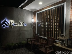 Unik! Rumah Momo, Kafe Komplet dengan Perpustakaan Mini Bernuansa 90-an