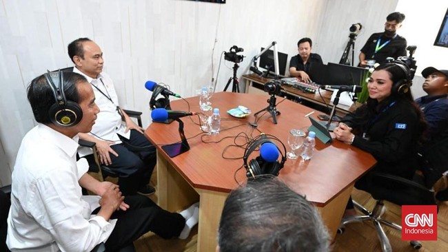 Presiden Joko Widodo bersama Menkominfo Budi Arie Setiadi melakukan siaran radio perdana di Ibu Kota Negara (IKN) Nusantara. 