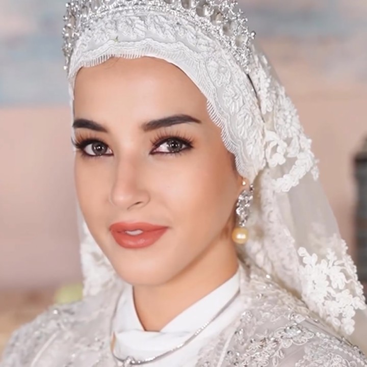 <p>Melihat usaha yang ditunjukkan, netizen lantas memuji Tasya karena makeup tiruannya mirip dengan Anisha Rosnah. "Emang boleh semirip itu?," kata @melz****, "MASYA ALLAH MIRIP BANGET MEMONG (panggilan Tasya di instagram)!!!!," sambung @liant****. (Foto: Instagram @tasyafarasya)<br /><br /><br /></p>