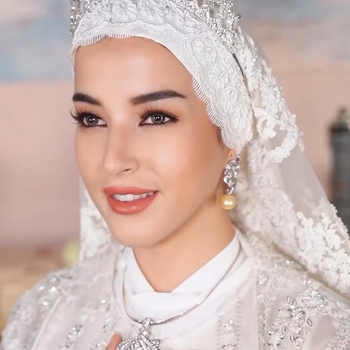 <p>Tasya Farasya menggunakan gaun putih lengkap dengan gaya jilbab yang mirip dengan Anisha di salah satu rangkaian acara pernikahannya. Tasya pun meminta pendapat pada netizen terkait usahanya tersebut. Kira-kira ia terlihat mirip dengan Anisha atau tidak? "jiyakhhhh … berhasil ga <em>recreate</em> makeunya," tanyanya, Bubun kutip dari akun Instagram @tasyafarasya. (Foto: Instagram @tasyafarasya)<br /><br /><br /></p>